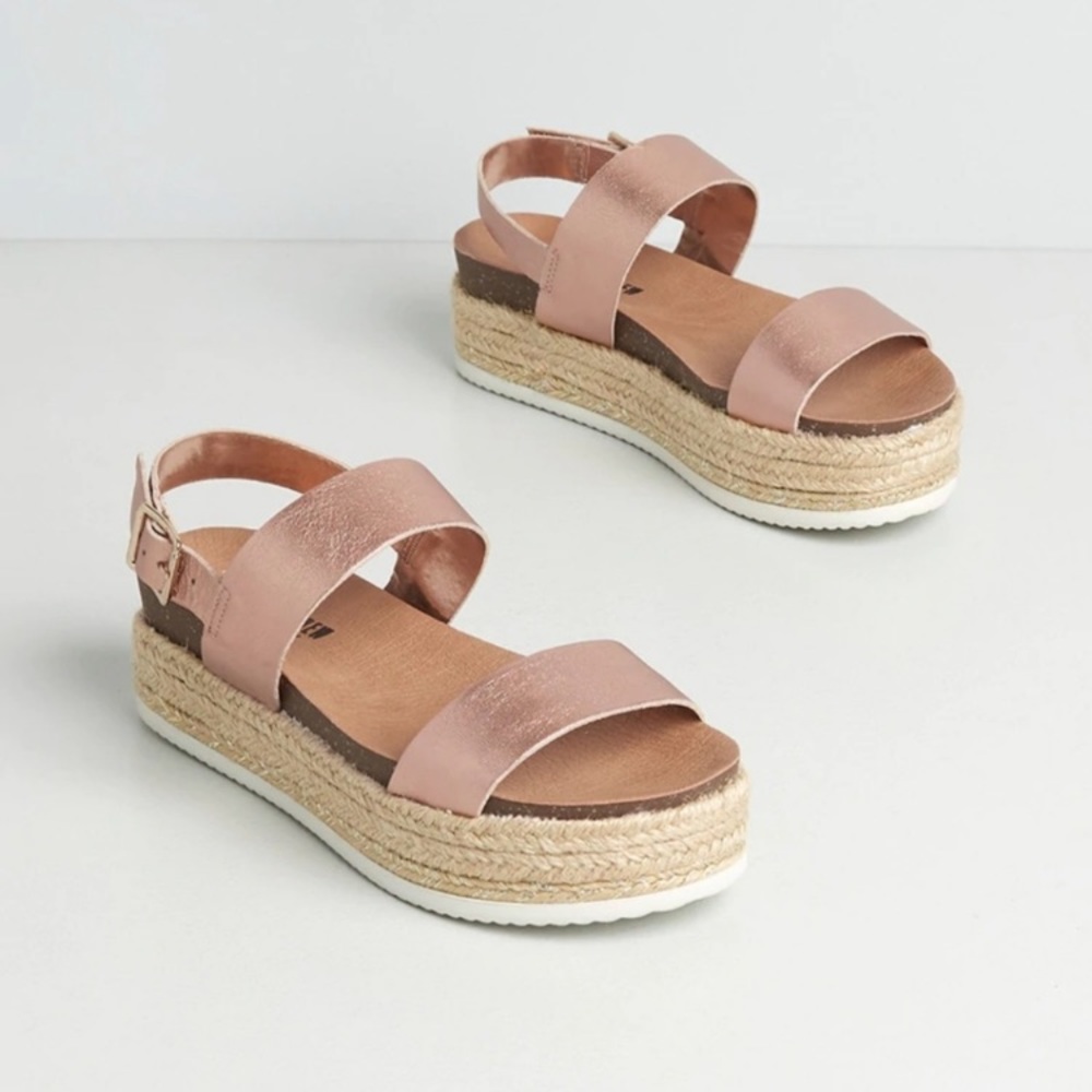 New with box Chelsea Crew chunky flat sandals